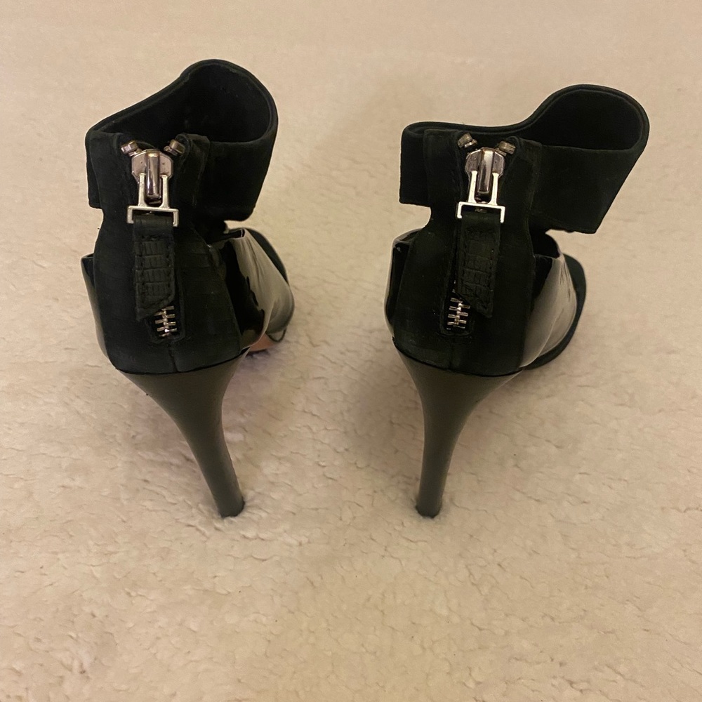 Black patent leather/elastic open toe high heels. Size 6 - Picture 5 of 10